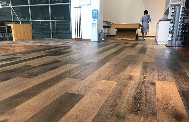 Gỗ ván sàn tự nhiên thường được sản xuất từ loại gỗ cứng, nhiều năm tuổi