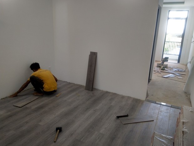 Thi công sàn nhựa dán keo