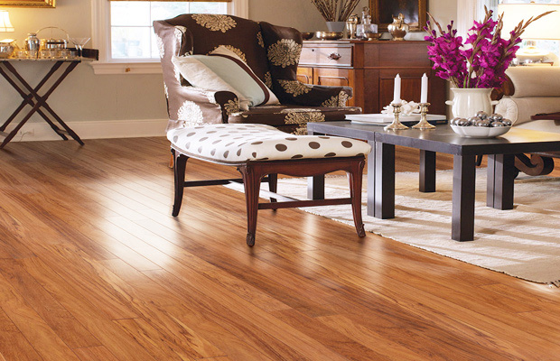 Sàn gỗ tự nhiên óc chó kết hợp với đồ nội thất phong cách cổ điển